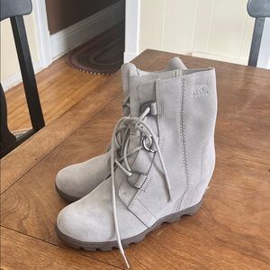 SOREL BRAND NEW NEVER WORN Women's Light Gray Lace Up Wedge Boots
